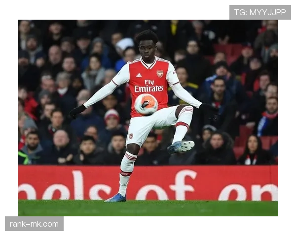 萨卡闪耀英超赛场，谦逊才俊引领本土新风尚