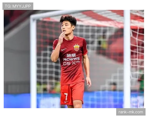 武磊没出国后帅气值居然飙到新高度，突然有点喜欢他的私下样子了！