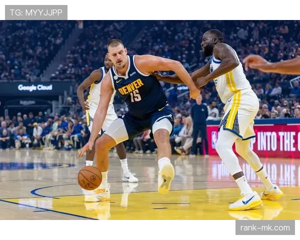 邓肯低位背打主导进攻，对比约基奇防守影响更直接