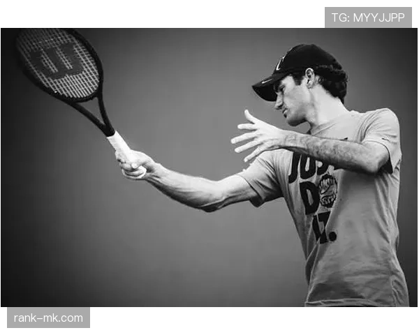 费德勒穿球鞋都像去派对，场上那个冷静男神真有点假？